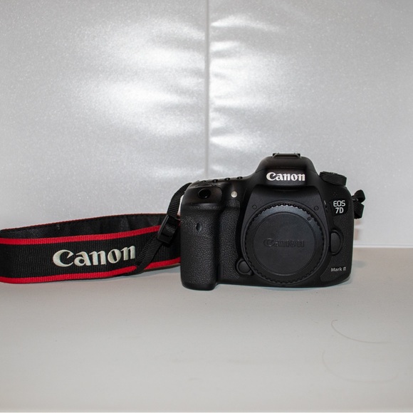 Canon EOS 7d Mark II Camera Bundle - Picture 16 of 16